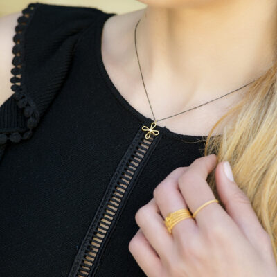 Flower cross necklace - This short 14k gold necklace is a flower-shaped cross with simple lines and Byzantine influences. A jewel that you won't be able to stop wearing.

Material: 14K gold with a silver oxidized chain